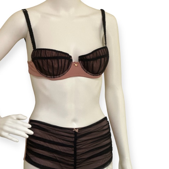 Vintag Moschino Rose & Black Lace Unwire Bra Set with Gilded Gold "Heart" Accent - Picture 6 of 10